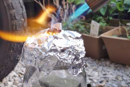 ライターを使った簡易燻製の様子