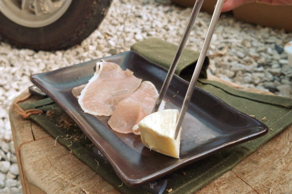 自宅で簡易燻製で作ったスモークチーズとスモークハム